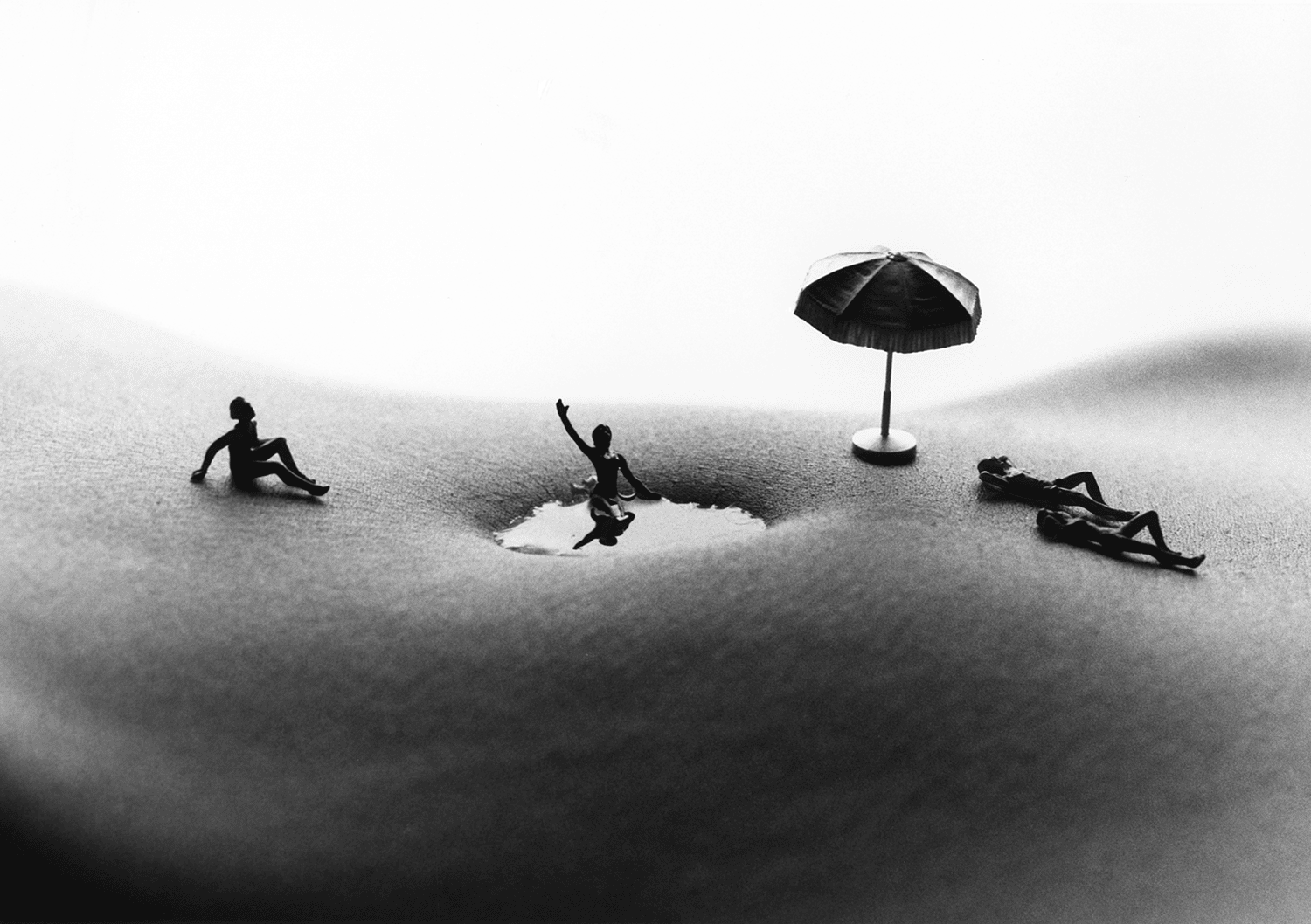 Scène de plage miniature avec des personnages sur un paysage de corps humain, par Allan Teger