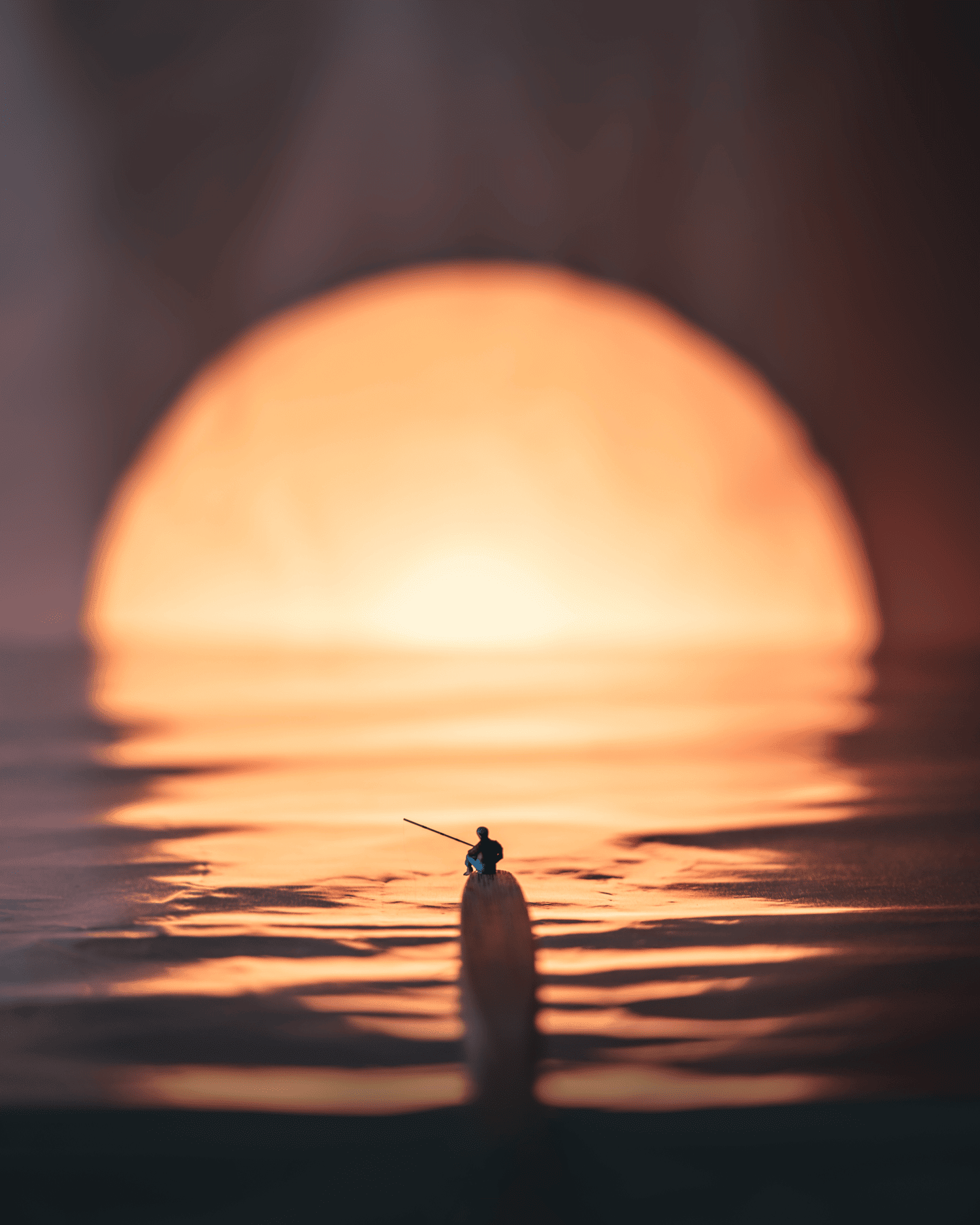Petit personnage devant un coucher de soleil sur un lac en papier d'aluminium, par Erin Sullivan