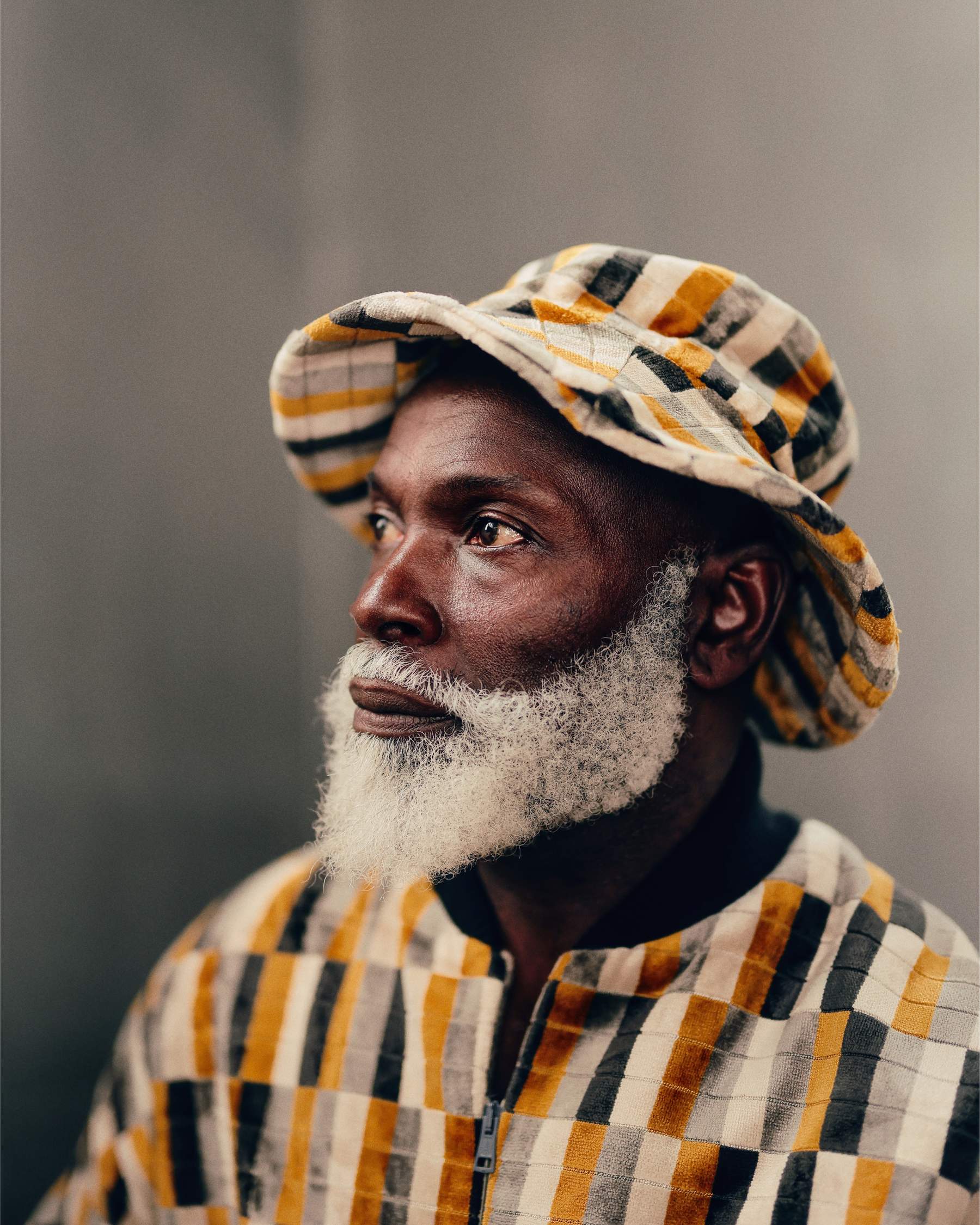 Portrait d’un homme en lumière naturelle, montrant la texture de la peau et les variations de tons sur l’ensemble du visage.