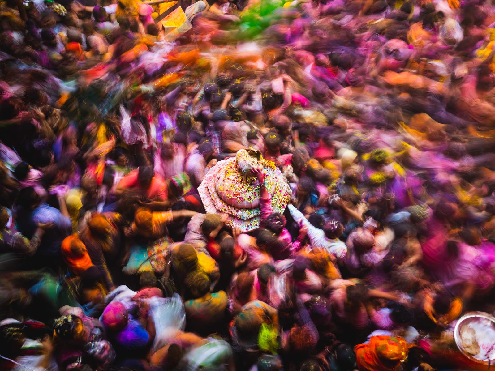 ホーリー祭を祝うカラフルな群衆とモーションぼかし。インドの活気ある祭りのエネルギーをとらえた旅行写真。