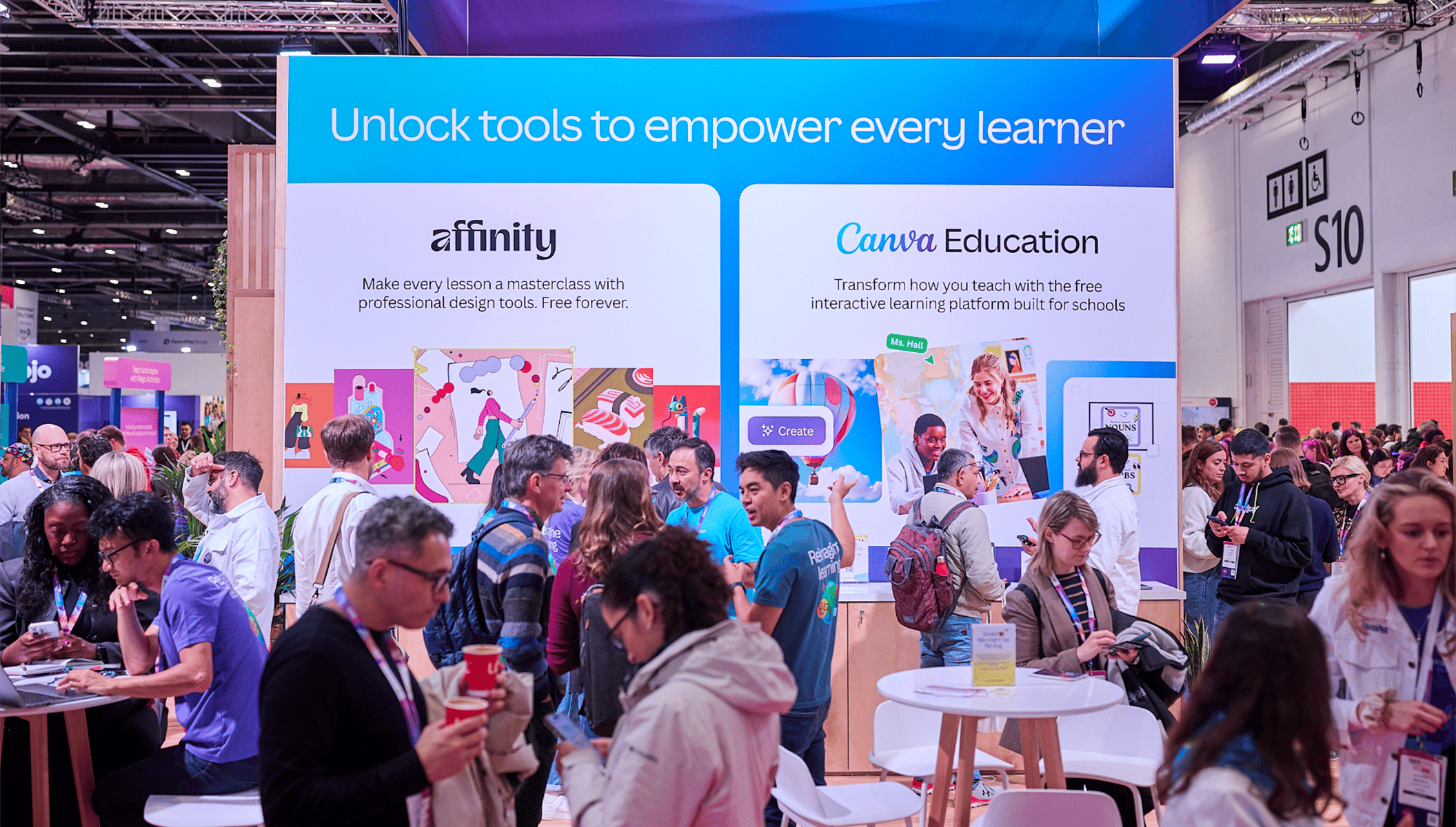 Éducateurs et participants réunis sur le stand Canva Education et Affinity au BETT, explorant des outils de création conçus pour l'apprentissage.
