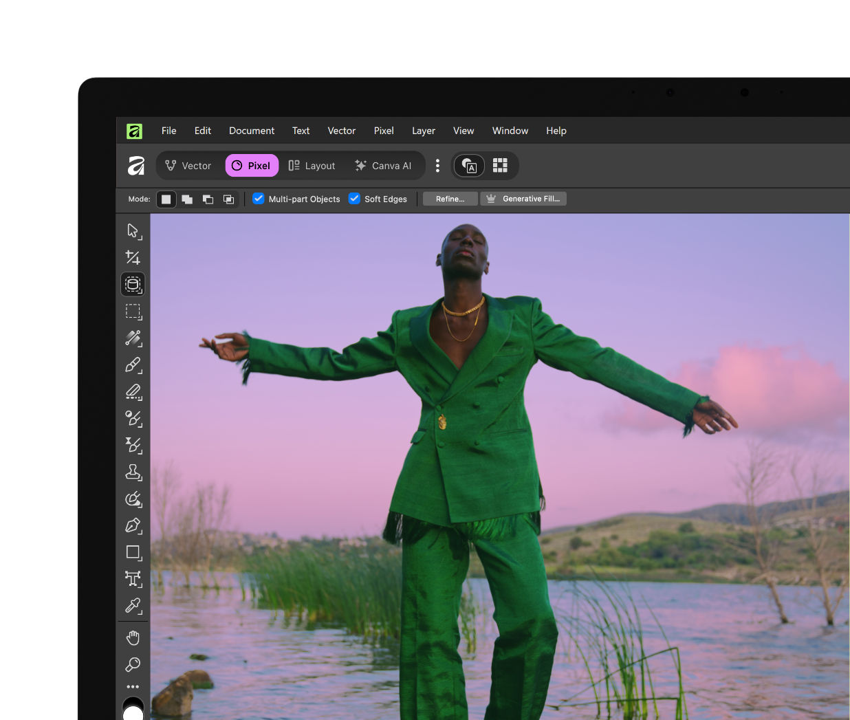 Affinity, geöffnet unter Windows: zeigt ein Foto einer Person in einem grünen Anzug, die mit ausgestreckten Armen am See steht – gezeigt im Studio „Pixel“.